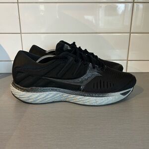 Saucony Hurricane 22 Men's Black Athletic Shoes